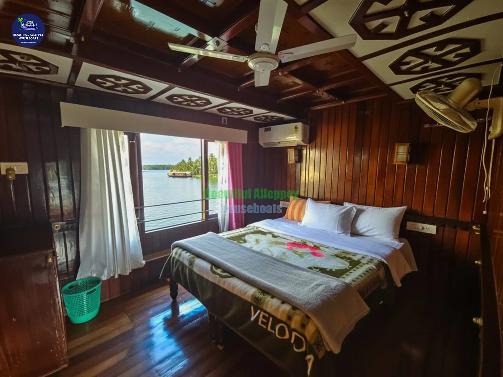 Traditional Deluxe Houseboat in Alleppey cruising down scenic backwaters