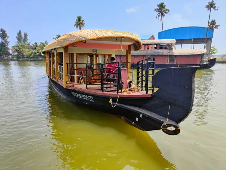 Full exterior view of RIV01 1 bedroom premium houseboat cruising on Alleppey backwaters