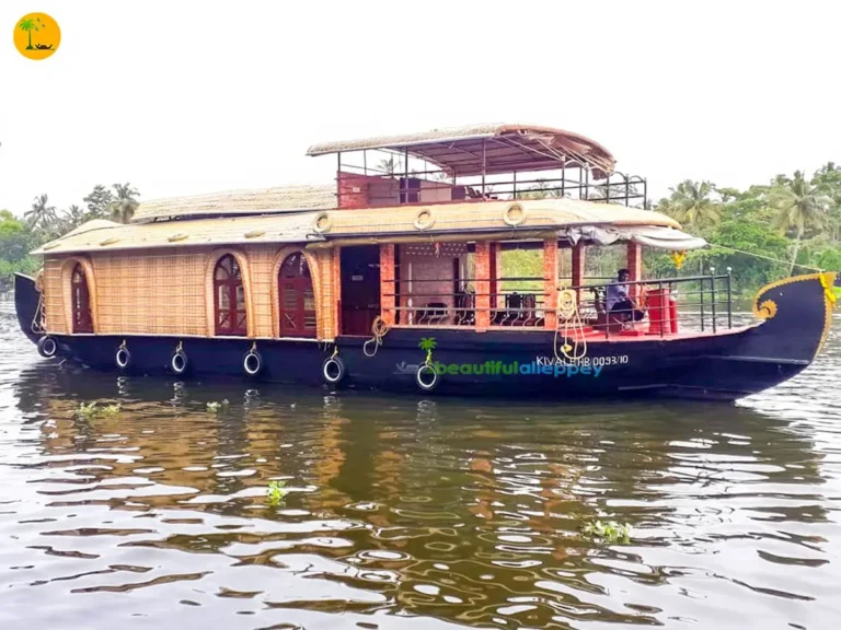 Exterior view of Vigneshwara VIG01 private 1 bedroom deluxe houseboat cruising on Alleppey backwaters