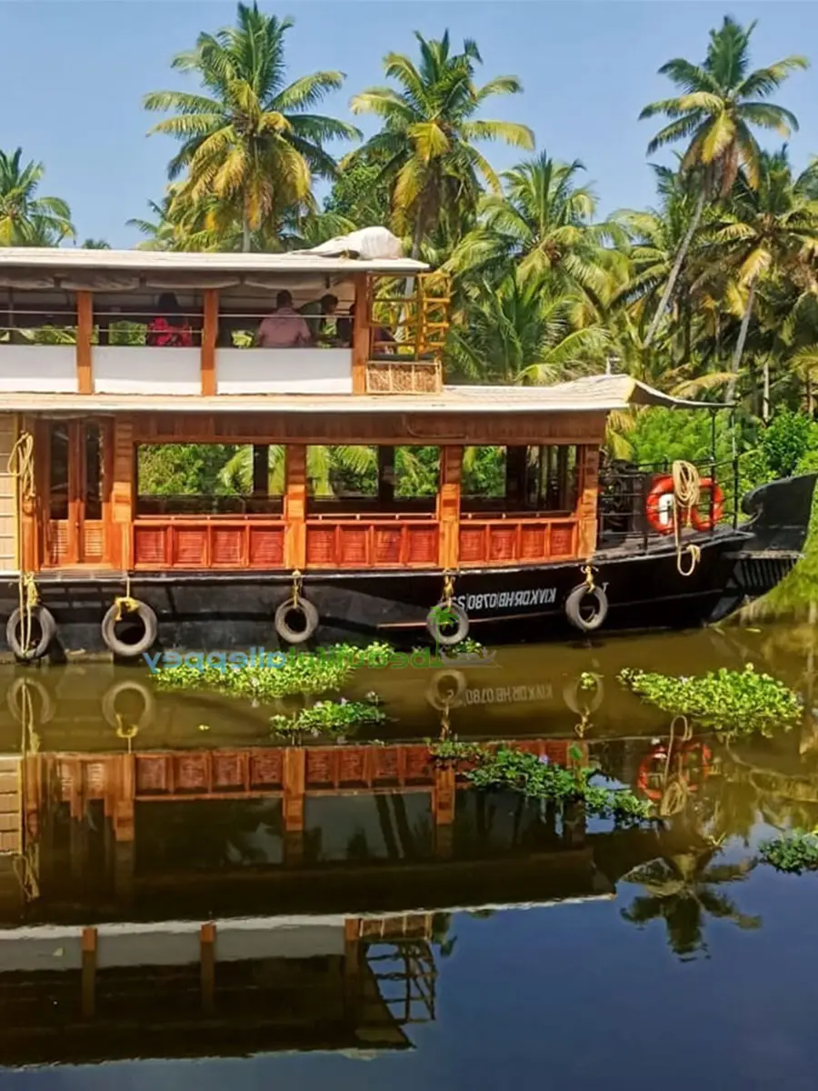 Private 1 bedroom premium houseboat with upper deck cruising in Alleppey backwaters (HB Code RAJ01)